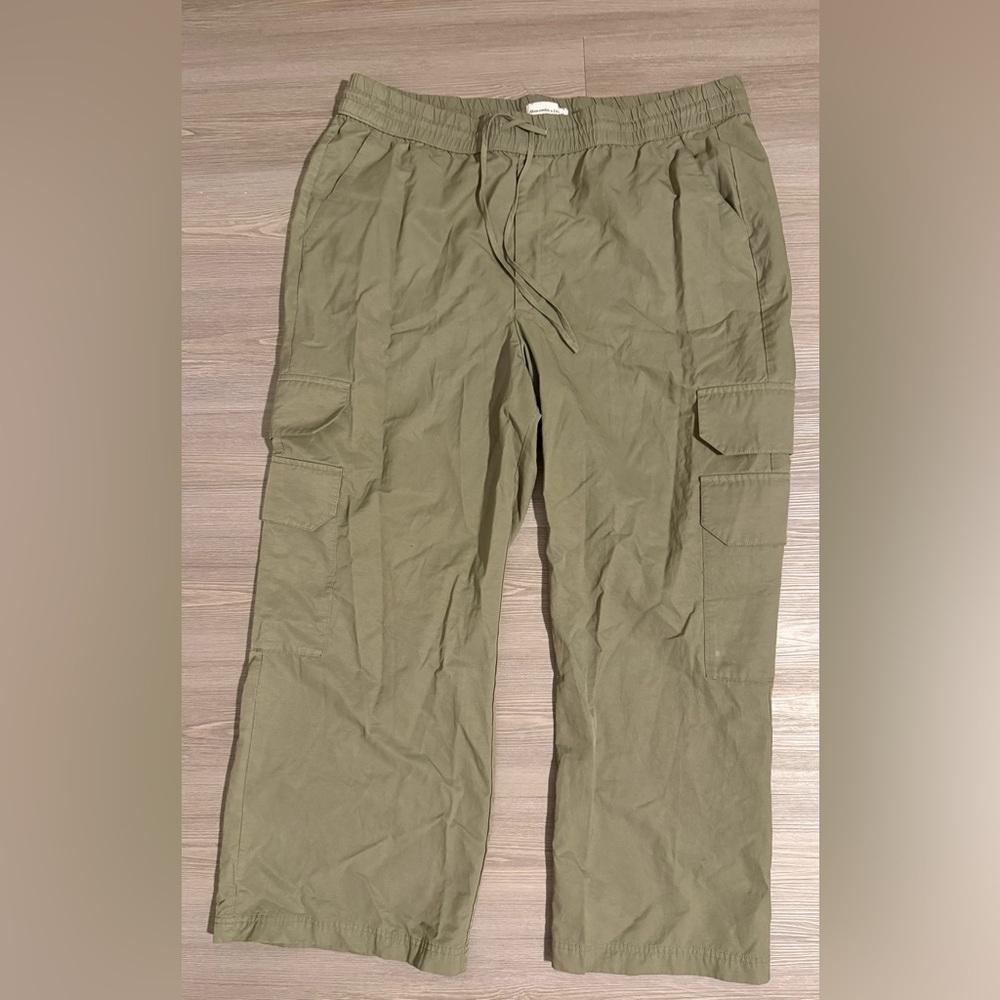 Abercrombie & Fitch Women’s Cargo Pants in Olive